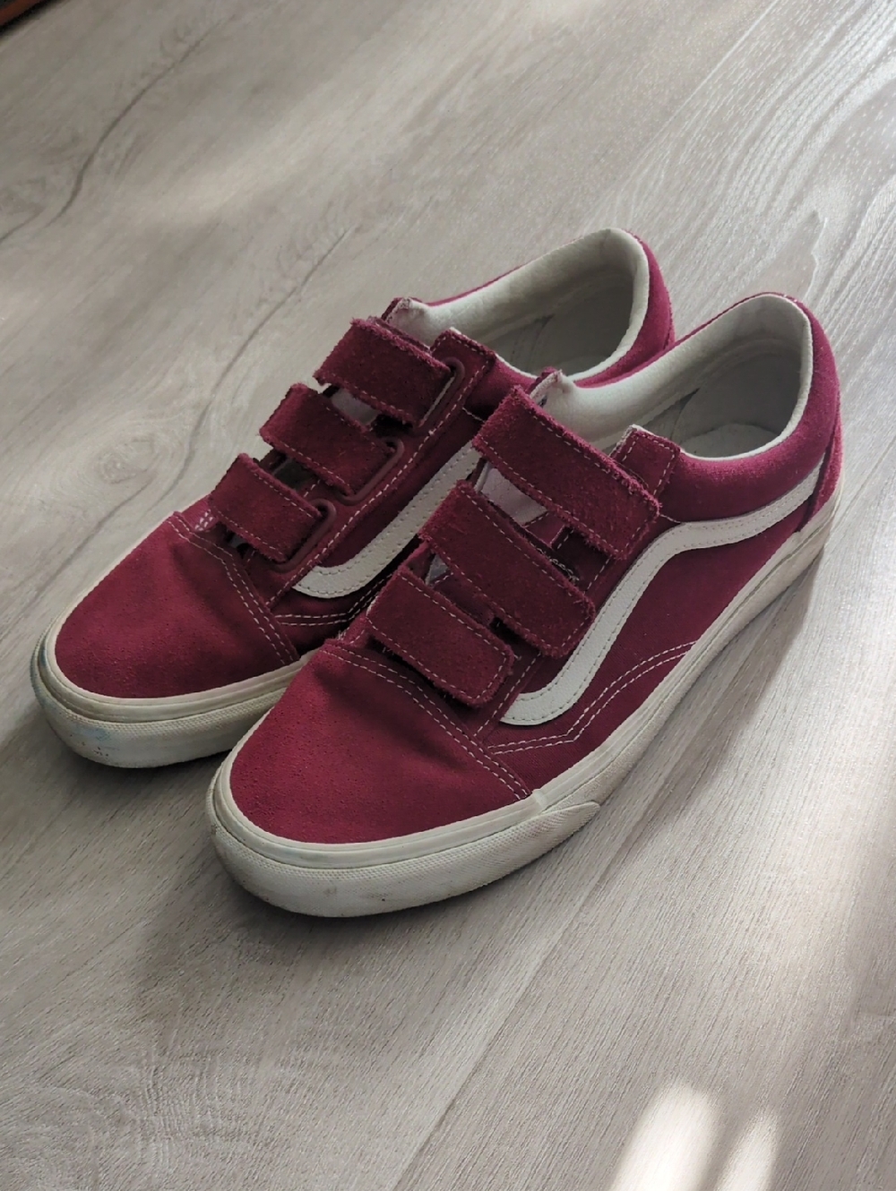 Vans Kids Velcro Sneakers in Berry and White